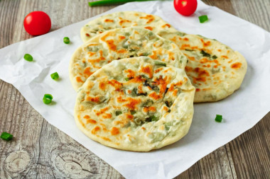 Лепешки с зеленым луком на сковороде
