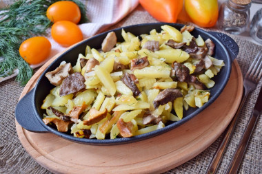 Жареха с грибами и картошкой на сковороде
