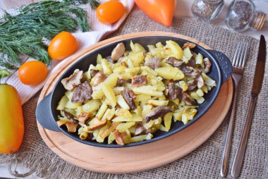 Жареха с грибами и картошкой на сковороде