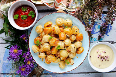 Жареные пельмени с луком на сковороде