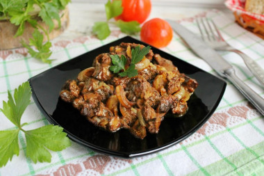 Куриная печень жареная в муке с луком на сковороде