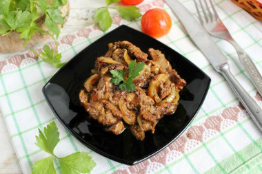 Куриная печень жареная в муке с луком на сковороде