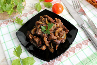Куриная печень жареная в муке с луком на сковороде
