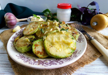 Жареные молодые кабачки с майонезно-чесночным соусом