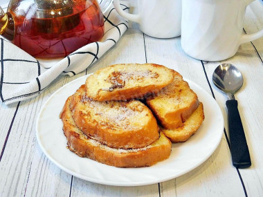 Гренки на сковороде с яйцом и молоком из батона