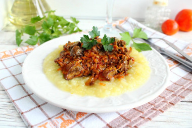 Печень с луком и морковью на сковороде