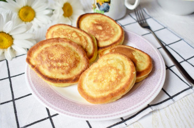 Оладьи на сметане пышные без дрожжей быстро и вкусно